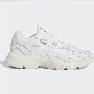 Adidas astir sneakers